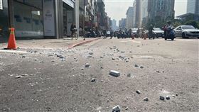 花蓮地震影響  北市大樓磁磚掉落（2）花蓮3日上午發生芮氏規模7.2地震，全台有感。受地震影響，台北市忠孝東路5段一棟大樓磁磚掉落，碎裂一地。中央社記者張新偉攝  113年4月3日