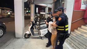 台北市一名69歲的杜姓婦人日前到派出所報案，稱日前在臉書上認識一位自稱是醫生的國外網友後，兩人相談甚歡，對方謊稱包裹遭扣留需支付關稅費用，婦人便前往銀行分別提領35萬元及42萬元新台幣，事後驚覺遭詐。被害人協助配合辦案，順利逮到一名周姓嫌犯。不僅如此，這名周女年齡竟已高達67歲。