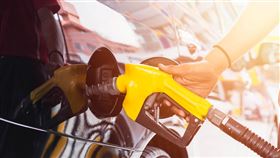 國泰產險調查出國人3大用車NG習慣，包括「把油箱加到滿」、「在大熱天，一上車馬上把空調開最低溫」、「熄火後使用電子設備」等，尤其男性比女性還更常發生。（圖／國泰產險提供）