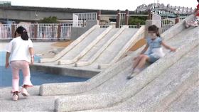  好卡！「石頭溜滑梯」表面粗糙　童溜到「褲子破洞」