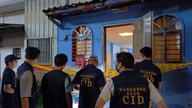 ▲新北市淡水中正路一民宅發生命案，警方將現場圍起封鎖線，初步了解疑為薪資問題爆衝突，裝潢公司前員工身中多刀。（圖／翻攝畫面）