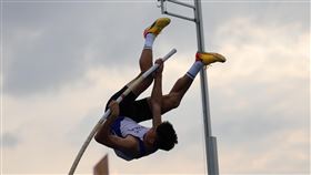 臺灣體大田徑選手林琮憲在113年全國大專校院運動會公開男生組撐竿跳高決賽以5公尺33留下金牌，超越個人最佳並破大會紀錄。（圖／全大運提供）