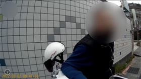 ▲徐男無照駕駛又違規臨停，被員警盤查，不斷大聲飆罵且挑釁。（圖／翻攝畫面）