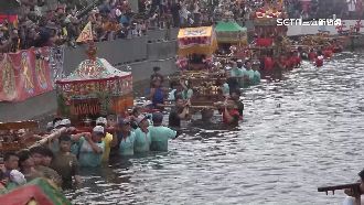 王船碼頭衝水路迎客王　神轎衝大排壯觀