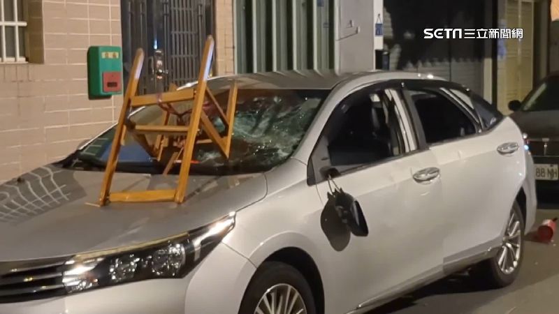 為2萬元債務5打5大亂鬥　滅火器火爆砸車