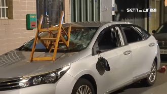 為2萬元債務5打5大亂鬥　滅火器火爆砸車