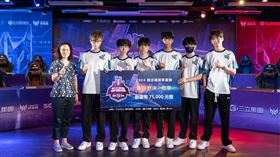 ▲經發局副局長黃碧玉頒獎予《傳說對決》冠軍隊伍，由「RTS」奪冠，獲得新臺幣7萬5千元獎金！(圖/新北電競基地提供)