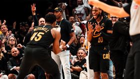 克里夫蘭騎士上半場一度陷入多達18分落後，但靠著一哥米契爾（Donovan Mitchell）力挽狂瀾，在第7戰演逆轉秀淘汰魔術晉級次輪。（圖／翻攝自騎士隊官方X）