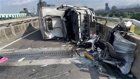 台64線,三重段,西向,BMW,貨車,翻車,擦撞,