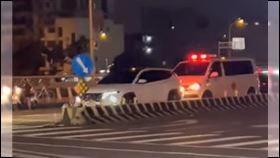 台中北屯區發生離譜案件，休旅車不讓救護車，遭狂按喇叭23秒仍無動於衷。（圖／翻攝WoWtchout - 地圖型行車影像分享平台）