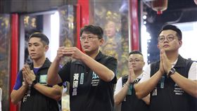 黃國昌、陳世軒蘆洲湧蓮寺參拜祈福台灣民眾黨立委黃國昌（前中）、新北市議員陳世軒（前左）等5日前往新北市蘆洲湧蓮寺參拜祈福。中央社記者趙世勳攝  113年5月5日