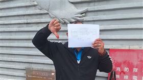 民間發起「罷侯」連署  響應民眾比倒讚有民間團體發起罷免新北市長侯友宜活動，3日在蘆洲區舉辦快閃連署活動，號召民眾響應，有人寫完連署書後比出倒讚表達立場。（主辦單位提供）中央社記者黃旭昇新北市傳真  113年2月3日