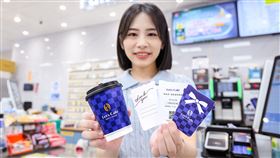 Let’s Café「單品香」禮物香氛卡片附贈小熱單品美式一杯，適合在母親節或浪漫的520日將心意獻給母親或情人。（圖／超商業者提供）