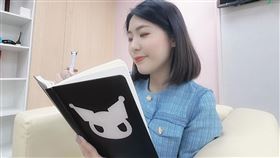 徐巧芯今（6）天午間在臉書貼照出示「傳說中的筆記本」。（圖／翻攝自徐巧芯臉書）