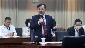 立院調閱鏡電視案資料  陳耀祥：依憲法規定處理國家通訊傳播委員會（NCC）主委陳耀祥（中）6日在立法院表示，調閱資料、提供資料都需要遵守程序，依照憲法規定處理。NCC認為鏡電視案是個案問題，大法官解釋很清楚，僅法律案、預算案、條約案，或其他重要事項，才有調閱問題。中央社記者鄭傑文攝  113年5月6日