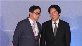 資訊月開幕　賴清德童子賢交流行政院長賴清德（右）6日在台北出席「106資訊月開幕典禮」，在台上和台北市電腦公會理事長童子賢（左）交換意見。中央社記者謝佳璋攝　106年12月6日