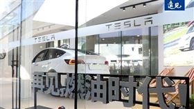 新能源車在大陸的銷售量，年增百萬台以上，燃油車已如昨日黃花。 圖為特斯拉上海展示中心，打出「再見，燃油時代」的廣告詞。（圖／遠見雜誌張智傑攝）