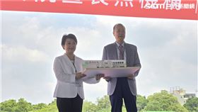 亞大豐原「豐富健康產業園區」正式開工，市長盧秀燕與亞大創辦人蔡長海合影。（圖／記者吳泊萱攝）