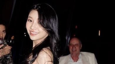 采子現身信義街頭　一舉動路人圍觀近況曝