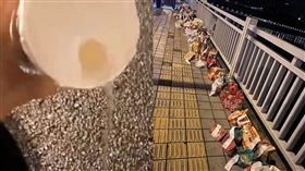 21歲網紅輕生亡⋯遺願「想吃麥當勞」網替外送祭奠　打開竟全是空的。（圖／翻攝自微博）