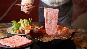 《黑毛屋本家》與《黑毛屋招待所》銘炳和牛套餐特別設計「雙鍋」美味，除了涮涮鍋更加入了人氣吃法「壽喜燒」，打造頂尖肉食饗宴。（圖／業者提供）