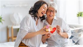 守護媽媽健康！預防「四大女性癌症」是首要任務，名醫攜手呼籲：「定期篩檢」是最好的母親節禮物。（圖／星醫美學集團超預防醫學平台提供）