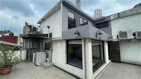 違章建築不僅影響市容美觀，更可能影響公共安全，造成民眾人身及財產危險。台北市建管處近日宣布，今（2024）年將持續優先執行拆除頂二層、三單元、營業性廚房及防火巷等，可能危害公安的違章建築，呼籲民眾儘速配合改善拆除。