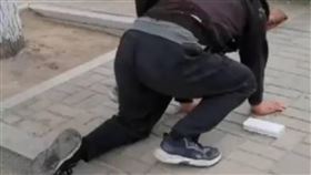 沒錢送iPhone！父親當街下跪嚇壞女兒喊3字　真實反應全被拍（圖／翻攝自微博）