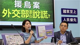 遭控洩漏外交機密  徐巧芯：監督政府問心無愧國民黨立委徐巧芯質疑台捷簽訂援烏專案，遭控洩漏外交機密。徐巧芯（左）6日在黨團記者會表示，外交部自稱一切公開透明，她才會公布文件，且遮蔽跟本案無關的部分。她是監督政府不要亂花錢，不為私利，也未背叛國家，她本人心安理得、問心無愧。右為國民黨立法院黨團書記長洪孟楷。中央社記者鄭傑文攝  113年5月6日