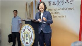 蔡英文總統今（6）日出席「台灣大學國際政經學院揭牌典禮」。（圖／總統府提供)