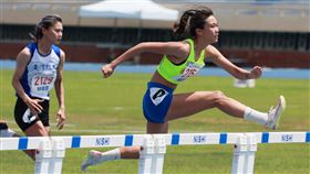 台灣「跨欄正妹」張博雅頂著炎熱的天氣，飆出13秒11成績，在體感溫度35度的高溫下締造100公尺跨欄金牌2連霸。（圖／113年全大運執委會提供）