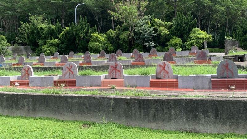 新竹男報復冥婚妻「硃砂」連噴24墓碑打Ｘ