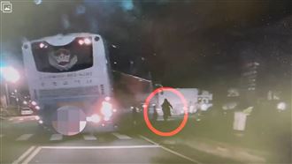 10歲童走斑馬線被撞倒輾過　肝臟破裂慘死