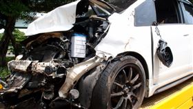 ▲小客車於變換車道之際，因閃避紗窗掉落物，失控自撞外側護欄。（圖／讀者提供）