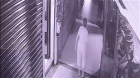▲台北市北投，高姓女子(綁馬尾白衣)疑似用跳繩勒死89歲母親。死亡的高母最後身影曝光，5月4日晚上9點近10點，還看得到高母走出家門。（圖／翻攝畫面）