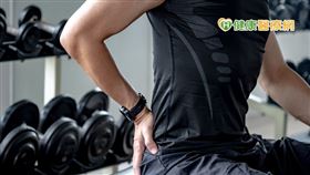 僵直性脊椎炎疼痛的時候，是在晚上睡覺或清晨時特別不舒服，稱為晨間僵硬，有些嚴重患者會睡到痛醒。