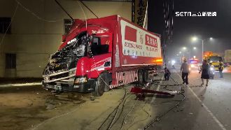 獨／開到睡著！貨櫃車撞斷電桿衝宅害停電