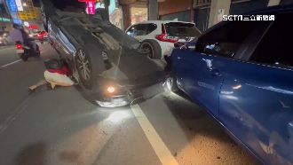 轎車衝撞翻覆掉毒品！警查獲近千包毒咖啡