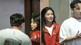 白衣男子與李多慧邊吃冰棒邊聊天一同走回店內，兩人一路都有說有笑話講個沒完。（圖／CTWANT提供）