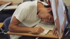 課堂、教室、打瞌睡／札克金IG