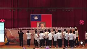 北市成功高中日前（4日）補辦第97屆畢業典禮，校方在講台上進行頒獎時，後方國父遺像和國旗不明原因突然降下，導致畢業典禮的布置看板被壓倒，台上的學生都被嚇了一跳，所幸並未造成人員傷亡，畫面曝光後也引起熱議。