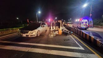 爛醉男開車撞分隔島　翻車再撞2車畫面曝