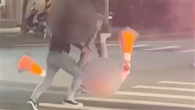 周姓義交遭許姓騎士痛打。（圖／翻攝畫面）
