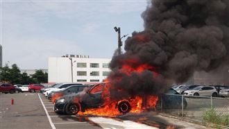 新／停車場BMW自燃狂燒…波及Benz也遭殃