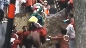 日本,馬,祭典,跳牆,2023,摔
（圖／翻攝自X平台-激バズ3rd @gekibnews 帳號）