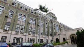 士林地院法官李昭然日前墜樓身亡，引發司法界極大震撼，豈料，苗栗地院陳姓書記官也疑因過勞病故，讓司法人員的工作量備受關注。一名檢察官透露，詐欺跟毒品已經淹沒他的偵查庭，明明30歲不到，卻看起來像40歲，「當大法官在為死刑犯釋憲時有想過，基層司法官的命比死刑犯還賤嗎？」。（圖／CTWANT）