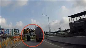 輪胎,油罐車,匝道,掉落（圖／翻攝自《爆料公社二社》）