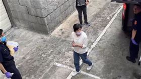 ▲台北市北投，高姓女子(綁馬尾白衣)疑似用跳繩勒死89歲母親。死亡的高母最後身影曝光，5月4日晚上9點近10點，還看得到高母走出家門。（圖／翻攝畫面）