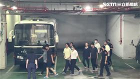 立委徐巧芯大姑丈夫杜秉澄（左三黃衣者）搭囚車到台北地檢署應訊。（圖／記者楊忠翰攝影）
