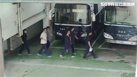 立委徐巧芯大姑丈夫杜秉澄（黃衣者）欲搭囚車返回台北看守所。（圖／翻攝畫面）
